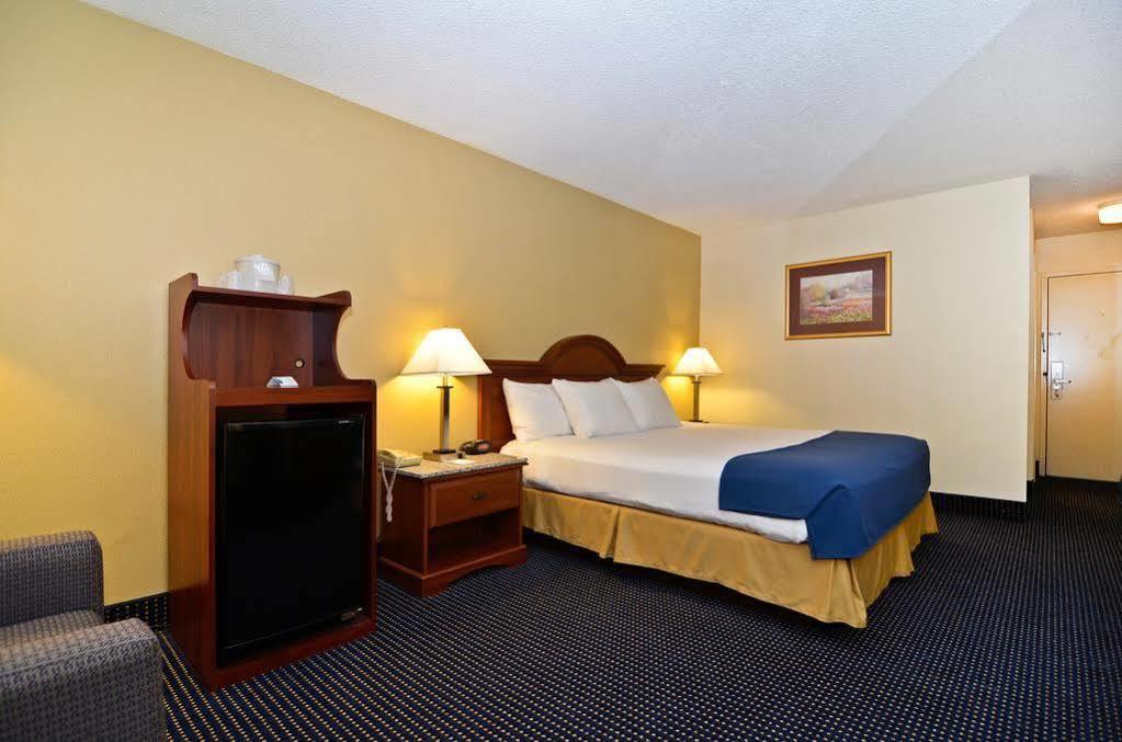 Best Western Plus Yadkin Valley Inn&Suites Jonesville Extérieur photo